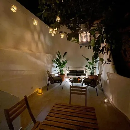 Spacious Terrace Flat Near Graca And Alfama Lisbona